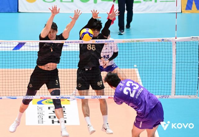 대한항공 김규민과 임재영(왼쪽부터)이 14일 여수 진남체육관에서 열린 ‘2025 여수·NH농협컵 프로배구대회(KOVO컵)’ 조별리그 1차전에서 우리카드 김형근의 스파이크를 블로킹하고 있다. 사진제공｜한국배구연맹