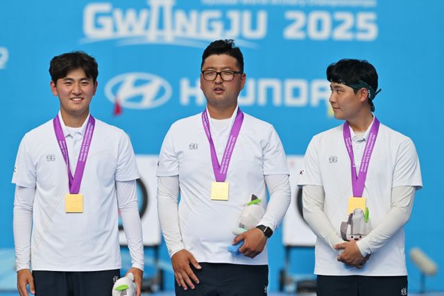 한국양궁대표팀은 12일 광주에서 막을 내린 2025세계양궁선수권에서 종합 1위를 차지했지만 적지 않은 과제도 받아들었다. 경쟁국들의 실력이 상향평준화된 까닭에 리커브와 컴파운드 모두 경쟁력 강화가 절실하다. 사진은 10일 광주 5·18 민주광장 특설경기장에서 열린 대회 6일째 리커브 남자 단체전 결승에서 금메달을 따낸 김제덕, 김우진, 이우석(왼쪽부터). 뉴시스