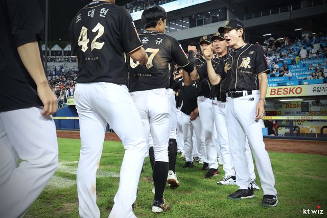 이강철 KT 감독이 13일 대구 삼성라이온즈파크에서 열린 삼성과 원정경기에서 5-3으로 이긴 뒤 선수들과 주먹을 맞대고 있다. 사진제공｜KT 위즈