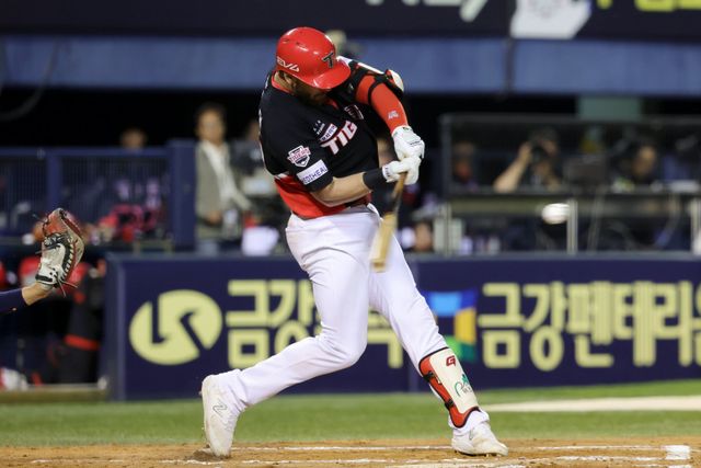 허리 통증으로 2일 대전 한화 이글스전 이후 8일간 휴식을 취했던 KIA 위즈덤은 13일 잠실 LG전에서 홈런을 쳐내며 부활을 알렸다. 이범호 KIA 감독은 “위즈덤이 자리를 지켜주는 것 자체가 굉장히 중요하다”고 가치를 설명했다. 뉴시스