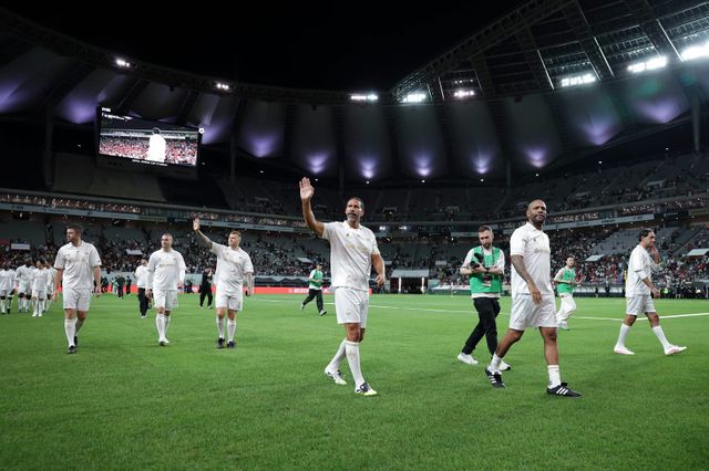 ‘2025 아이콘 매치: 창의 귀환, 반격의 시작’ 본경기의&nbsp;하루 전인 13일 서울월드컵경기장에서 이벤트매치가 열렸다. 리오 퍼디난드(가운데)를 비롯한 실드 유나이티드 선수들이 팬들에게 인사하고 있다. 사진제공｜넥슨