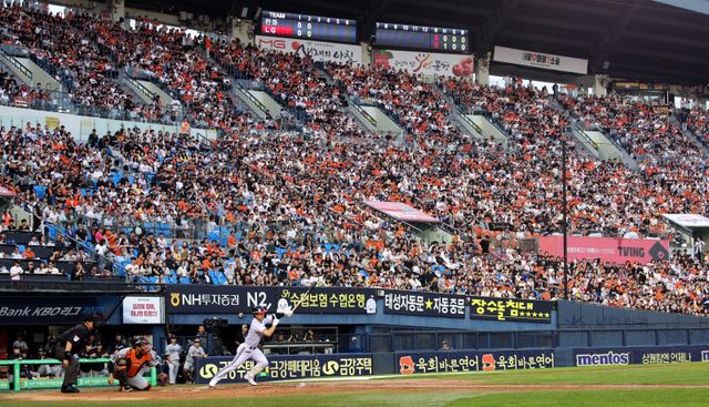 LG가 올 시즌 40번째 홈경기 매진을 기록했다. 올 시즌 홈경기 총관중은 147만1208명으로 삼성 라이온즈에 이은 역대 2번째 단일시즌 150만 관중에도 성큼 다가갔다. 뉴시스