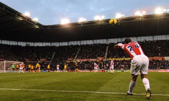 이번 시즌 브렌트퍼드가 EPL에서 롱스로인을 주 무기로 채택해 눈길을 모은다. 사진은 과거 롱스로인의 대명사로 불린 스토크시티 미드필더 로리 델랍의 롱스로인 장면. 사진출처│가디언
