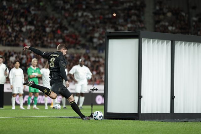 ‘2025 아이콘 매치: 창의 귀환, 반격의 시작’ 본경기의&nbsp;하루 전인 13일 서울월드컵경기장에서 이벤트매치가 열렸다. FC스피어의 스티븐 제라드가 슛으로 스티로폼을 격파하고 있다. 사진제공｜넥슨