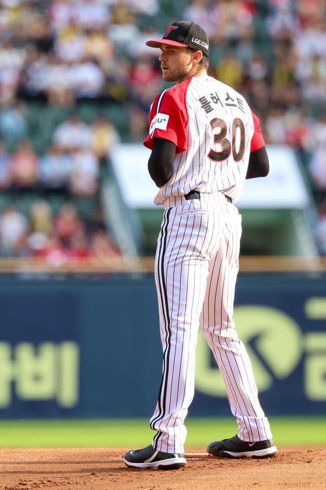 LG 앤더스 톨허스트는 14일 잠실 KIA전에서 6이닝 무실점 호투로 팀의 14-0 승리를 이끌고 5승(1패)째를 따내며 팀의 80승 선착을 이끌었다.&nbsp;역투하는 톨허스트. 사진제공｜LG 트윈스