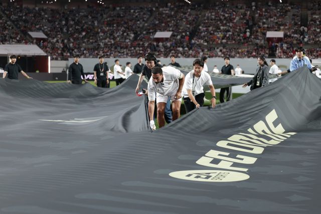 14일 서울월드컵경기장에서 열린&nbsp;‘2025 아이콘&nbsp;매치: 창의 귀환, 반격의 시작’&nbsp;경기 후 FC스피어의 대형 현수막을 찢는 퍼포먼스를 펼치는 리오 퍼디낸드. 사진출처｜중계화면 캡처