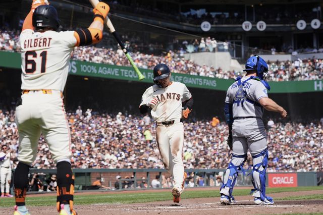 이정후(가운데)가 15일(한국시간) 다저스와 홈경기에 5번타자 중견수로 선발출전해 2회말 1-1 동점을 만드는 득점을 올리고 있다. 이정후는 이날 3타수 무안타 1득점을 기록했다. 샌프란시스코(미 캘리포니아주)｜AP뉴시스