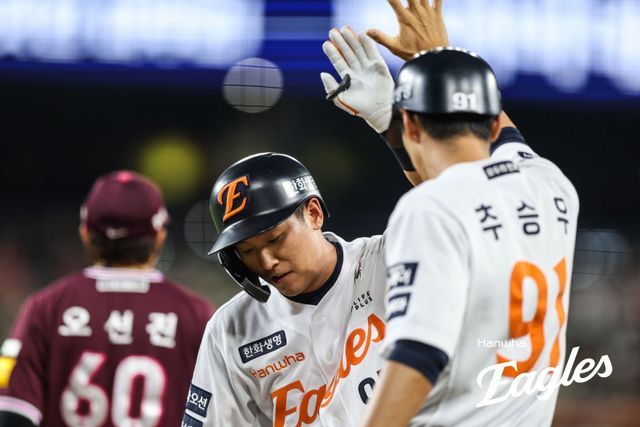 한화 황영묵(가운데)은 15일 대전 키움과 홈경기에서 9번타자 2루수로 선발출전해 4타수 3안타 3타점 1득점으로 팀 승리에 힘을 보탰다. 팀은 이날 승리로 선두 LG를 3경기 차로 추격했다. 사진제공｜한화 이글스