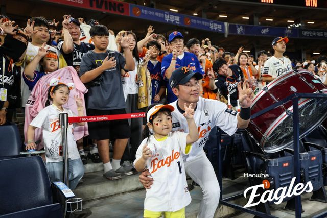 한화 황영묵(가운데)은 15일 대전 키움과 홈경기에서 9번타자 2루수로 선발출전해 4타수 3안타 3타점 1득점으로 팀 승리에 힘을 보탰다. 그는 5경기 만에 찾아온 선발출전 기회를 완벽히 살렸다. 사진제공｜한화 이글스