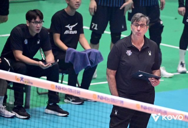 KOVO는 15일 현대캐피탈이 KOVO컵 중도 하차를 결정했다고 밝혔다. 15일 FIVB가 KOVO컵 개최를 위해 각 팀에 외국인 선수와 세계선수권 예비명단 등록 선수를 제외해야 한다는 조건을 내걸었고, 이에 현대캐피탈은 가용 인원 부족으로 대회 하차를 결정했다. 현대캐피탈 필립 블랑 감독(오른쪽). 사진제공｜KOVO