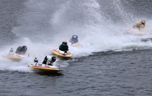 미사경정장에서 선수들이 물보라를 일으키며 턴마크를 돌고 있다. 사진제공 | 국민체육진흥공단