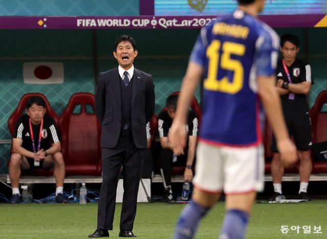 모리야스 일본축구대표팀 감독(뒤)은 2026북중미월드컵 베이스캠프 후보지 답사를 마치고 15일 귀국했다. 최대 해발 2800m에 이르는 멕시코 지역 3개 도시를 순회한 뒤 혹독한 환경에서 훈련하는 것도 좋을 것이라고 판단했다. 스포츠동아DB