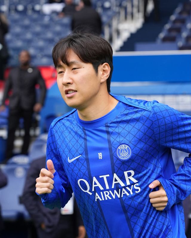 PSG 이강인이 15일(한국시간) 파르크 데 프랭스에서 열린 랑스와 리그앙 4라운드 홈경기를 앞두고 그라운드를 달리며 몸을 풀고 있다. 이날 이강인은 모처럼 선발 출전했으나 발목 문제로 교체돼 아쉬움을 삼켰다. 사진출처｜PSG 페이스북
