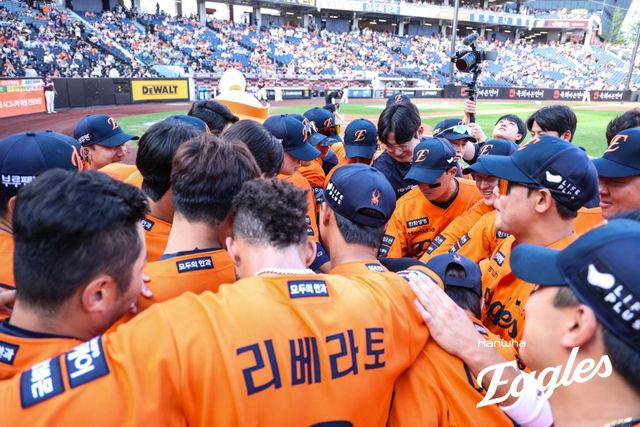 한화는 이달 13일 대전 키움과 홈경기에서 승리하며 2018시즌 이후 7년 만에 가을야구 진출을 확정했다. 김경문 감독은 팬들에게 포스트시즌을 선보일 수 있다는 기쁜 마음을 감추지 못했다. 사진제공｜한화 이글스