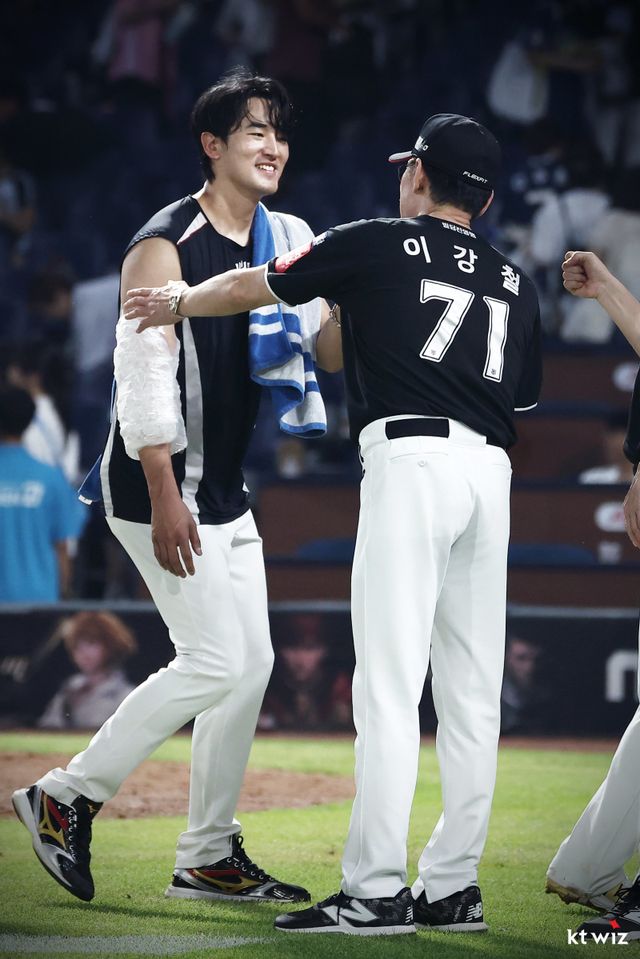 이강철 KT 감독(오른쪽)이 투구를 마친 에이스 고영표를 격려하고 있다. 사진제공｜KT 위즈