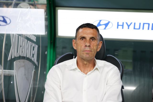 거스 포옛 전북 감독이 13일 전주월드컵경기장에서 열린 대전하나와 K리그1 홈경기를 앞두고 선수들을 바라보고 있다. 사진제공｜한국프로축구연맹