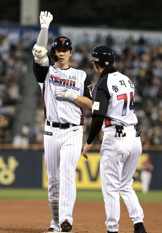 LG 홍창기는 지난 4시즌 중 3차례 출루율 부문 타이틀을 차지한 팀의 타선의 핵이다. 5월 동료와 충돌해 내측 측부인대가 파열되는 큰 부상을 당했지만, 13일부터 1군에 복귀해 힘을 보태고 있다. 그는 약 4개월간의 재활 기간을 더 단단해지는 계기로 삼았다. 뉴시스