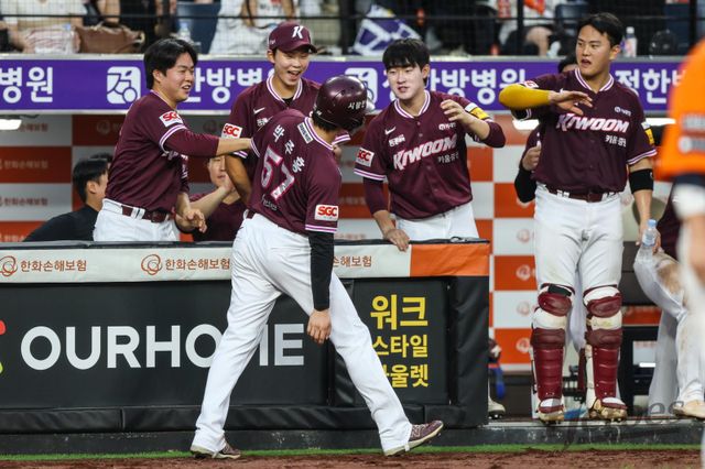 키움 박주홍(57번)은 파워 히팅보다 콘택트 능력에 초점을 맞추며 타격 페이스를 끌어올리고 있다. 사진제공｜키움 히어로즈