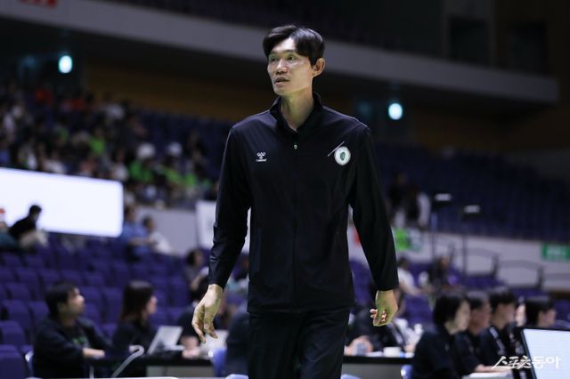 DB 김주성 감독이 14일 일본 홋카이도종합체육센터에서 열린 2025 레반가컵 경기 도중 작전을 지시하고 있다. 김 감독은 일본전지훈련에 만족감을 드러냄과 동시에 새 시즌 개막까지 보완해야 할 부분도 언급했다. 사진제공｜점프볼