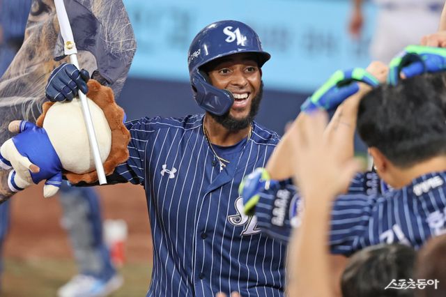 삼성 외국인타자 르윈 디아즈가 14일 대구삼성라이온즈파크에서 열린 KT전 6회말 시즌 46호 홈런을 쏘아 올린 뒤, 동료들과 기쁨을 나누고 있다. 디아즈는 홈런왕 레이스 독주 체제를 한층 굳건히 했다. 사진제공｜삼성 라이온즈