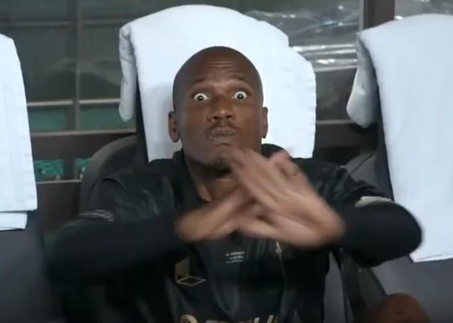 13일 서울월드컵경기장에서 열린 ‘2025 아이콘 매치: 창의 귀환, 반격의 시작’ 이벤트매치 도중 익살스러운 표정을 짓는 디디에 드록바. 사진출처｜중계화면 캡처