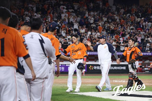 한화는 이달 13일 대전 키움과 홈경기에서 승리하며 2018시즌 이후 7년 만에 가을야구 진출을 확정했다. 김경문 감독은 팬들에게 포스트시즌을 선보일 수 있다는 기쁜 마음을 감추지 못했다. 사진제공｜한화 이글스