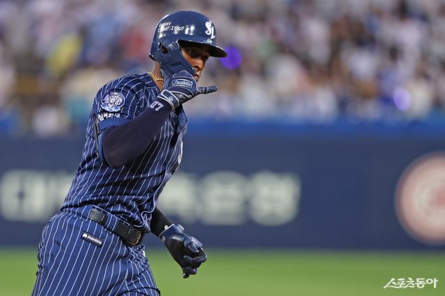 삼성 외국인타자 르윈 디아즈가 14일 대구삼성라이온즈파크에서 열린 KT전 6회말 시즌 46호 홈런을 쏘아 올린 뒤, 덕아웃을 향해 세리머니를 펼치고 있다. 사진제공｜삼성 라이온즈
