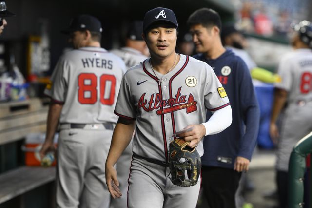 애틀랜타 김하성이 16일(한국시간) 워싱턴과 원정경기에서 4타수 1안타 1득점을 기록하며 팀의 11-3 승리에 힘을 보탰다. 김하성이 덕아웃에서 미소를 보이고 있다. 워싱턴DCㅣAP뉴시스
