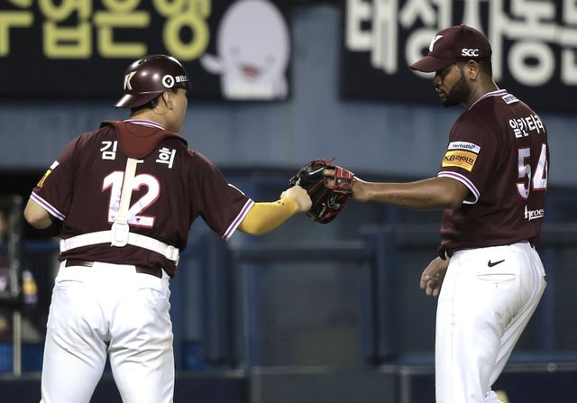 키움 라울 알칸타라(오른쪽)는 16일 잠실 두산과 원정경기에서 선발등판해 7이닝 비자책 호투로 구단 1200승 달성에 힘을 보탰다. 잠실｜뉴시스