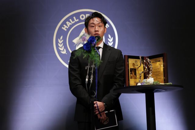 고(故) 유상철의 아들 유선우 씨가 16일 서울 종로구 아산정책연구원에서 열린 ‘제2회 K리그 명예의전당’ 헌액식에서 아버지를 대신해 상패를 들고 기념촬영을 하고 있다. 사진제공｜한국프로축구연맹