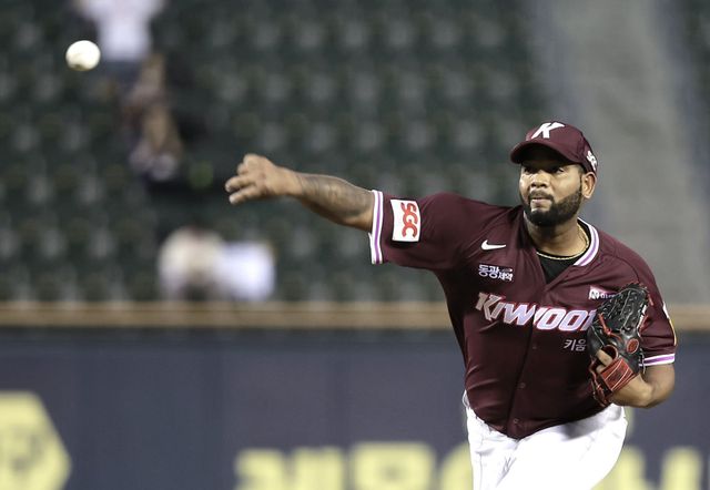 키움 라울 알칸타라는 16일 잠실 두산과 원정경기에서 선발등판해 7이닝 무자책점 호투로 구단 1200승 달성에 힘을 보탰다. 잠실｜뉴시스