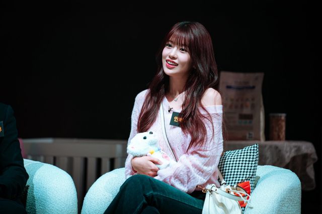 아이브 안유진은 새 시즌에서 가장 인상 깊었던 캐릭터로 ‘안메리’를 꼽으며, 강아지나 인형을 활용한 독특한 연기가 새롭고 설레는 경험이었다고 밝혔다. 그는 “협박과 집착 등 캐릭터의 새로운 면모를 표현할 수 있어 즐거웠다”고 덧붙였다. 사진제공|넷플릭스