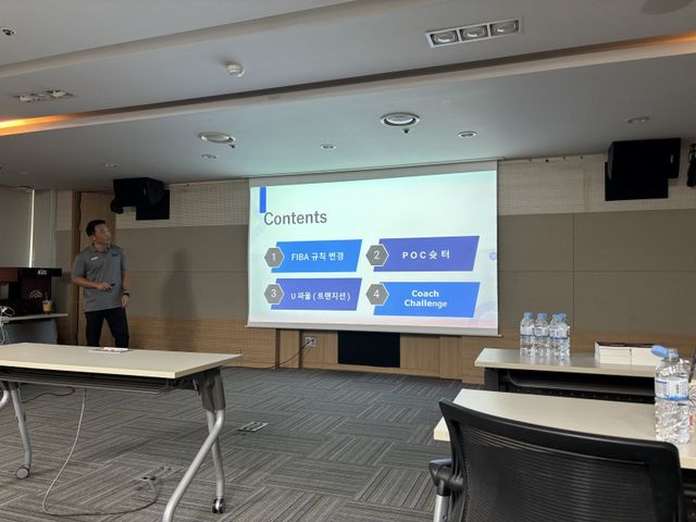 16일 서울 강남구 신사동 KBL센터에서 ‘KBL 경기규칙설명회’가 열렸다. 지난 시즌과 비교해 가장 큰 변화는 트랜지션 상황의 U파울 기준과 챌린지 제도다. 이승무 KBL 심판이 프레젠테이션을 하고 있다. 강산 기자 posterboy@donga.com