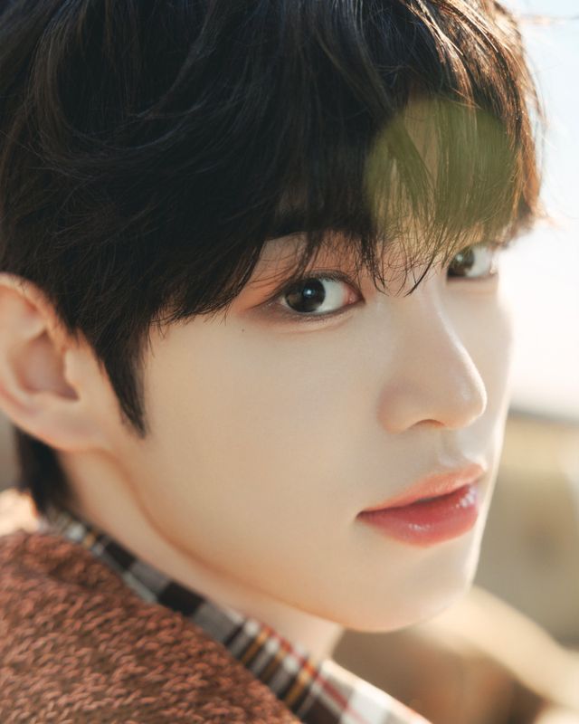 킥플립이 세 번째 미니앨범 ‘My First Flip’ 발매를 앞두고 총 175장의 콘셉트 포토 공개를 마쳤다. 멤버 전원이 전곡 작업에 참여하며 첫사랑의 감정을 ‘Flip’ 콘셉트로 담아낸 7트랙으로 초가을 리스너들의 공감을 노린다. 사진제공|JYP엔터테인먼트