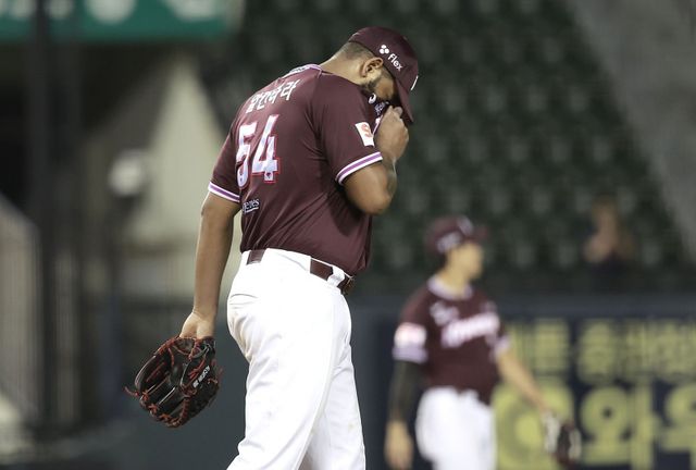 키움 라울 알칸타라는 16일 잠실 두산과 원정경기에서 선발등판해 7이닝 무자책점 호투로 구단 1200승 달성에 힘을 보탰다. 잠실｜뉴시스