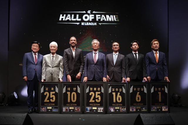 한국프로축구연맹이 16일 서울 종로구 아산정책연구원에서 ‘제2회 K리그 명예의전당’ 헌액식을 열었다. 권오갑 한국프로축구연맹 총재, 김호 전 감독, 데얀, 정몽준 KFA 명예회장, 김주성, 故 유상철 아들 유선우, 김병지(왼쪽부터). 사진제공｜한국프로축구연맹