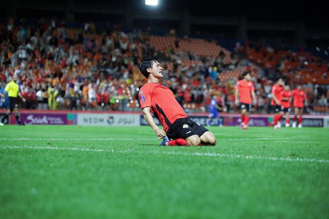 강원 구본철이&nbsp;16일 춘천송암스포츠타운에서 열린 상하이 선화와 2025~2026시즌 ACLE&nbsp;동아시아권역 리그 스테이지 1차전 홈경기에서 1-1로 맞선 후반 19분 역전 결승골을 넣은 뒤 기뻐하고 있다. 2-1로 이긴 강원은 창단 17년만에 밟은 첫&nbsp;ACL 무대에서&nbsp;승전고를 울렸다. 사진제공│한국프로축구연맹