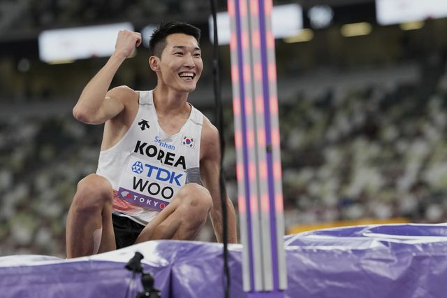 우상혁은 16일 일본 도쿄 국립경기장에서 열린 대회 남자 높이뛰기 결선에서 2m34의 기록으로 해미시 커(뉴질랜드·2m36)에 이어 2위를 차지했다. 도쿄｜AP뉴시스