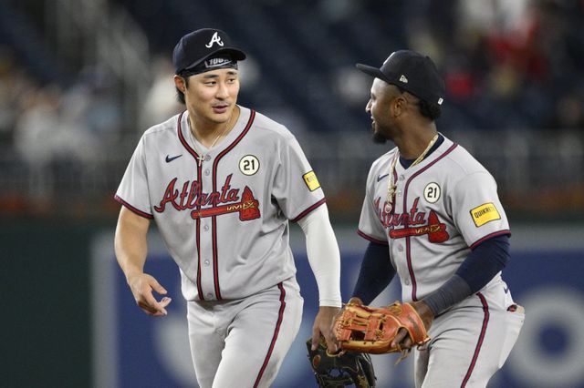 애틀랜타 김하성(왼쪽)이 16일(한국시간) 워싱턴과 원정경기에서 4타수 1안타 1득점을 기록하며 팀의 11-3 승리에 힘을 보탰다. 김하성이 동료 오지 알비스와 대화를 나누고 있다. 워싱턴DCㅣAP뉴시스