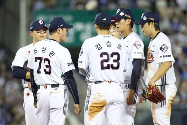 두산은 16일 잠실 키움과 홈경기부터 유망주 육성에 돌입한다. 조성환 감독대행(73번)은 이 기간 어린 선수들이 성장의 발판을 만들어내길 원하고 있다.｜뉴시스