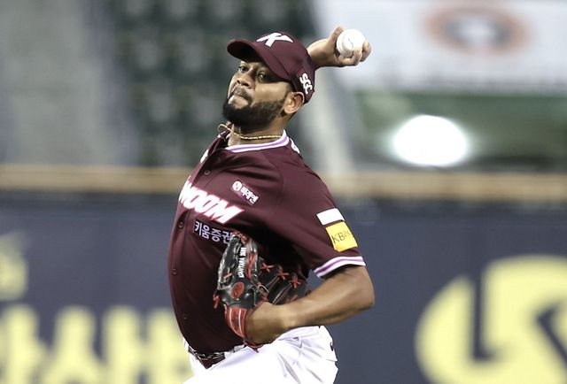 키움 라울 알칸타라는 16일 잠실 두산과 원정경기에서 선발등판해 7이닝 비자책 호투로 구단 1200승 달성에 힘을 보탰다. 잠실｜뉴시스