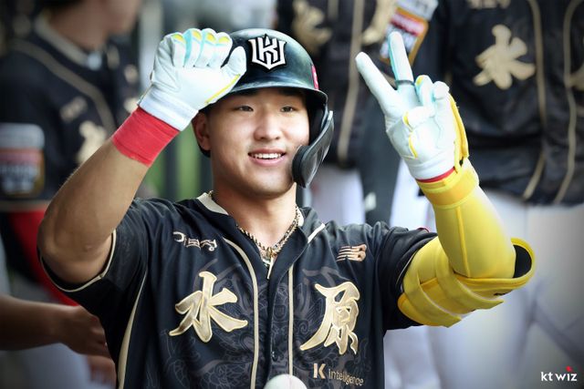 KT 안현민이 14일 대구삼성라이온즈파크에서 열린 삼성전 3회초 데뷔 첫 20홈런을 터트린 뒤, 덕아웃에서 양 손가락으로 숫자 ‘20’을 표현하며 기뻐하고 있다. 사진제공｜KT 위즈