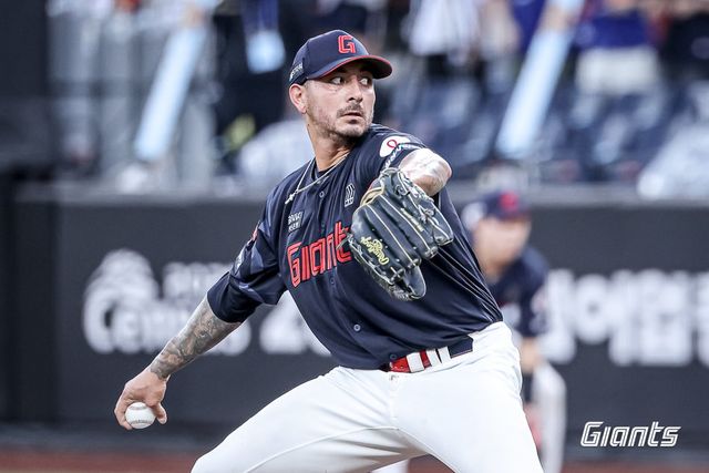 김태형 롯데 감독이 외국인 투수 빈스 벨라스케즈를 불펜으로 기용할 가능성을 시사했다. 사진제공｜롯데 자이언츠