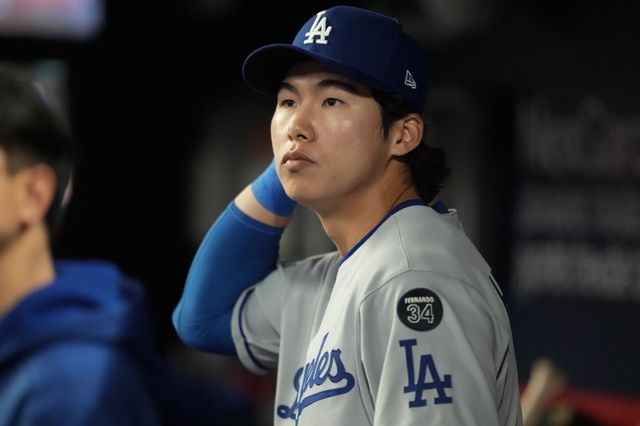다저스가 16일(한국시간) 다저 스타디움에서 열린 필라델피아와 홈경기에서 연장 승부 끝에 5-6으로 졌다. 김혜성은 이날 결장했다. AP뉴시스