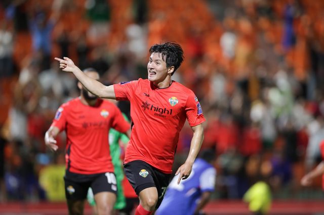 강원 구본철이 16일 춘천송암스포츠타운에서 열린 상하이 선화와 2025~2026시즌 ACLE 동아시아권역 리그 스테이지 1차전 홈경기에서 1-1로 맞선 후반 19분 역전 결승골을 넣은 뒤 기뻐하고 있다. 2-1로 이긴 강원은 창단 17년만에 밟은 첫 ACL 무대에서 승전고를 울렸다. 사진제공│한국프로축구연맹