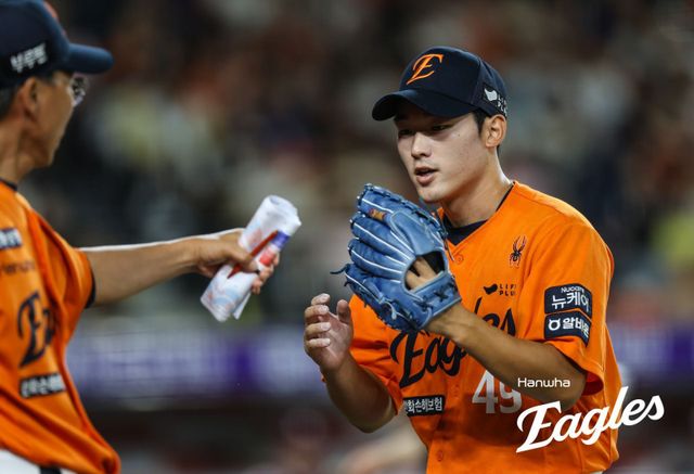 한화 투수 윤산흠(오른쪽)은 올해 6월 상무 전역 이후 팀에 합류해 불펜진에 보탬이 되고 있다. 후반기 7경기서 ERA 0.87로 위력적인 투구가 이어지고 있다. 사진제공｜한화 이글스