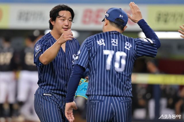 박진만 삼성 감독(오른쪽)이 14일 대구삼성라이온즈파크에서 열린 KT전에서 6-2로 승리한 뒤, 이날 6.2이닝 무실점 역투로 구원승을 올린 양창섭과 손뼉을 마주치고 있다. 사진제공｜삼성 라이온즈