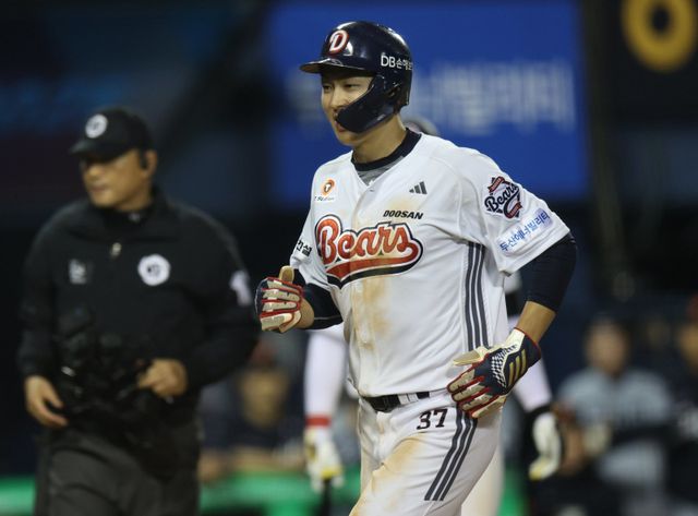 두산 박지훈이 17일 잠실 키움전에서 데뷔 첫 홈런을 터트렸다. 뉴시스