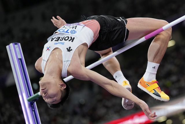 우상혁이 16일 일본 도쿄 국립경기장에서 열린&nbsp;세계육상선수권&nbsp;남자 높이뛰기 결선에서 바를 넘고 있다. 우상혁은 이날 대회 남자 높이뛰기 결선에서 2ｍ34를 넘고 은메달을 획득했다.&nbsp;도쿄｜AP뉴시스