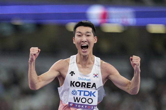 우상혁이 16일 일본 도쿄 국립경기장에서 열린 세계육상선수권 남자 높이뛰기 결선에서 환호하고 있다. 우상혁은 이날 대회 남자 높이뛰기 결선에서 2ｍ34를 넘고 은메달을 획득했다. 도쿄｜AP뉴시스